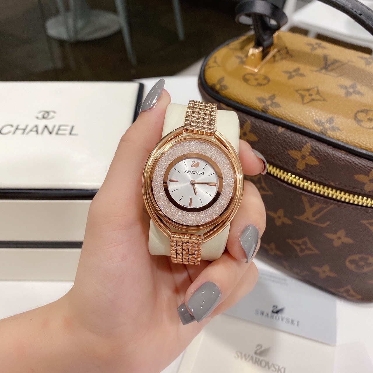 Đồng hồ Swarovski mặt đá xoay Đồng hồ Swarovski mặt đá xoay