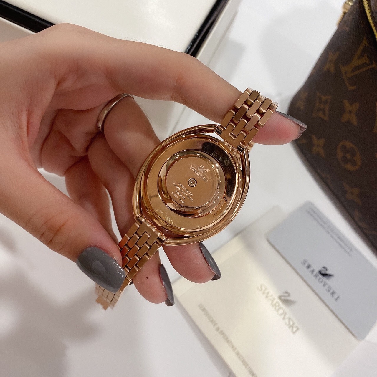 Đồng hồ Swarovski nữ dây kim loại Đồng hồ Swarovski nữ dây kim loại