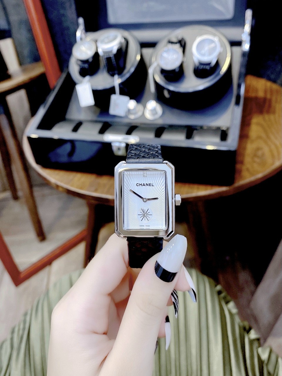 Đồng hồ Chanel nữ dây da màu đen Đồng hồ Chanel nữ dây da màu đen