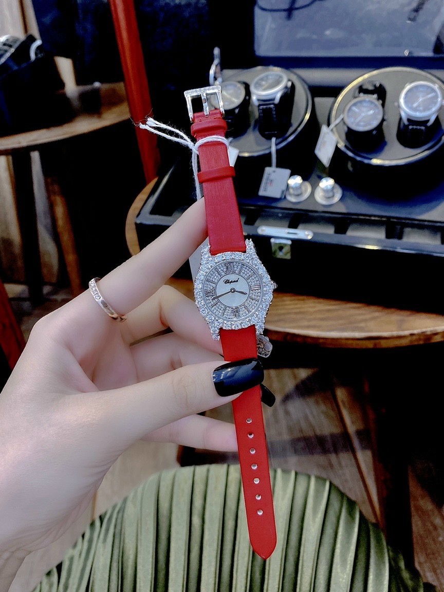 Đồng hồ Chopard nữ dây da màu đỏ Đồng hồ Chopard nữ dây da màu đỏ