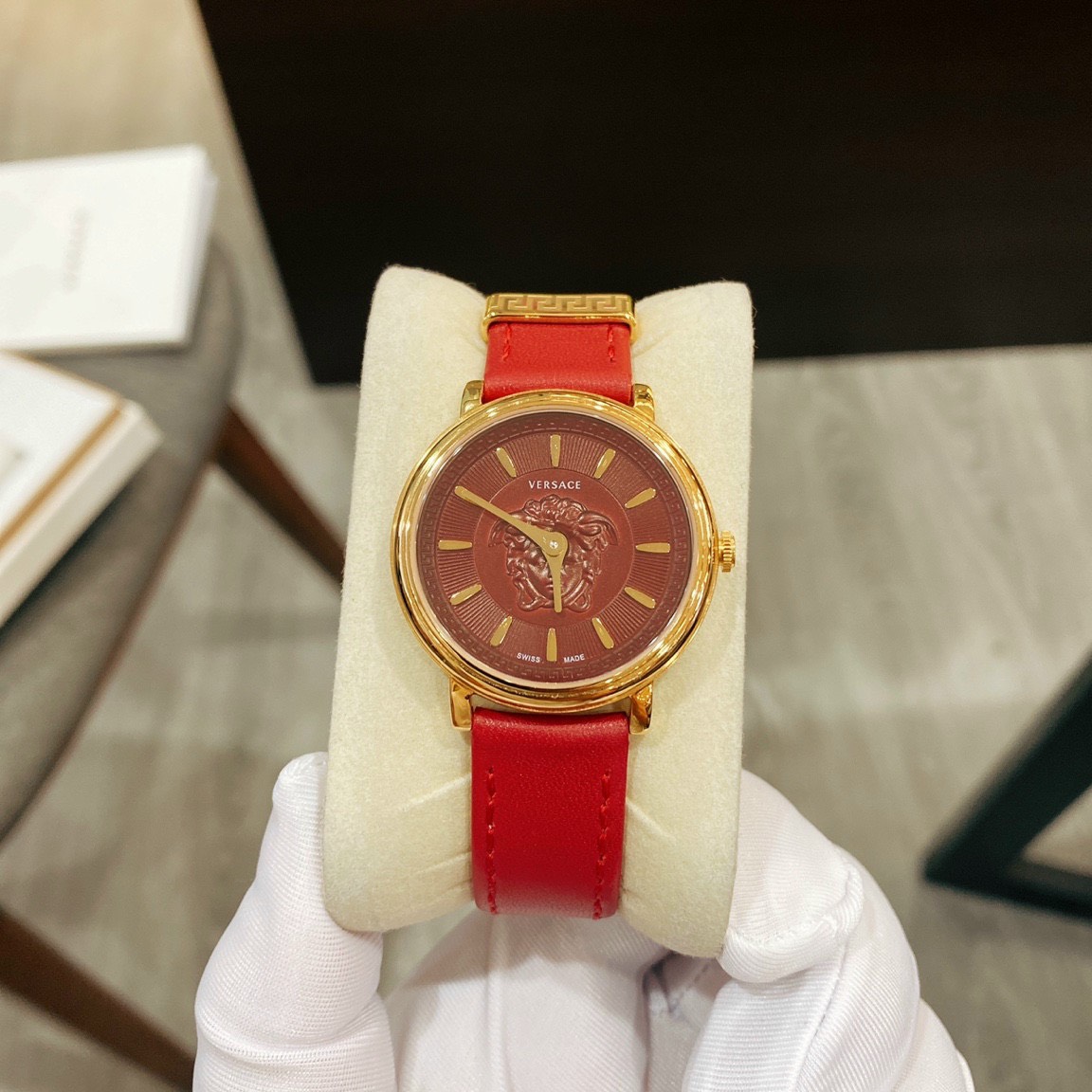 Đồng hồ Versace nữ dây da màu đỏ Đồng hồ Versace nữ dây da màu đỏ