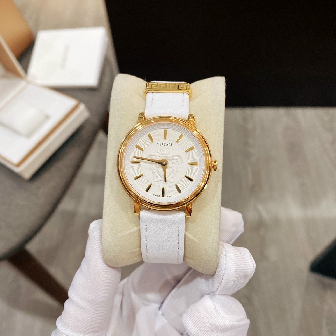 Đồng hồ Versace nữ dây da màu trắng Đồng hồ Versace nữ dây da màu trắng