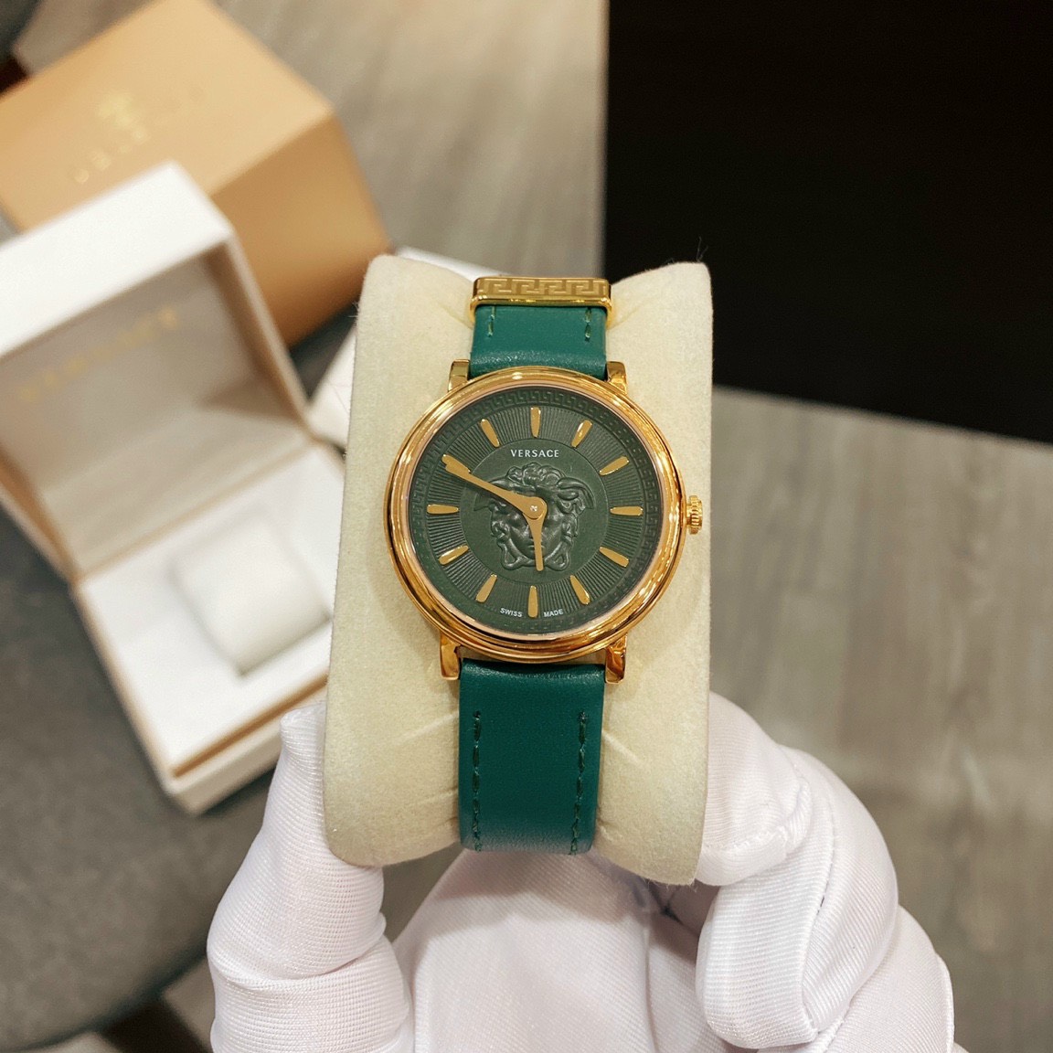 Đồng hồ Versace nữ dây da màu xanh lá cây Đồng hồ Versace nữ dây da màu xanh lá cây