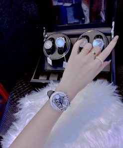 Đồng hồ Cartier đính kim cương nhân tạo