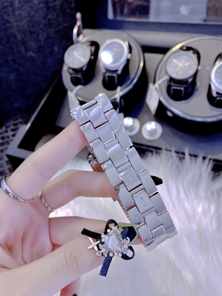 Đồng hồ Guess nữ dây kim loại Đồng hồ Guess nữ dây kim loại