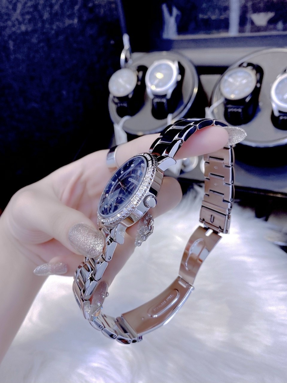 Đồng hồ Guess nữ mặt tròn Đồng hồ Guess nữ mặt tròn