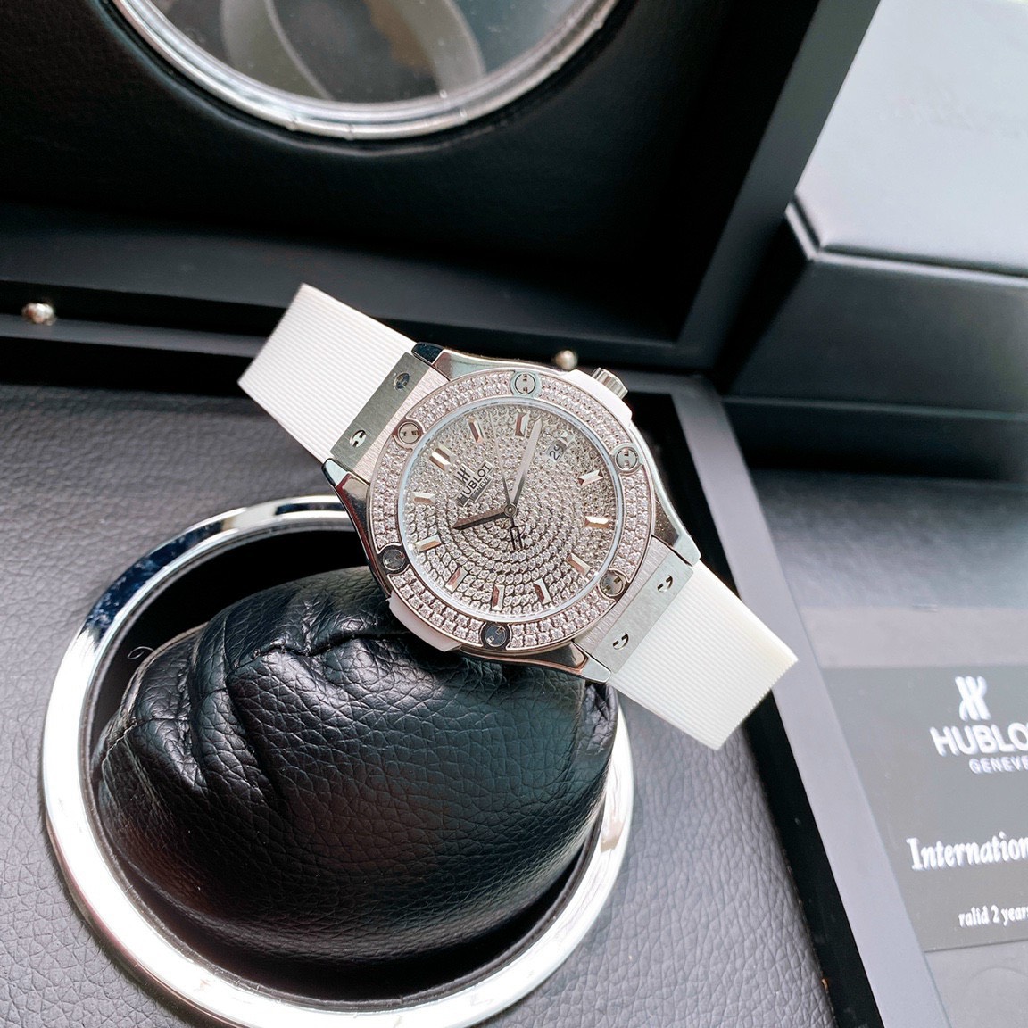 Đồng hồ Hublot nữ dây cao su màu trắng Đồng hồ Hublot nữ dây cao su màu trắng