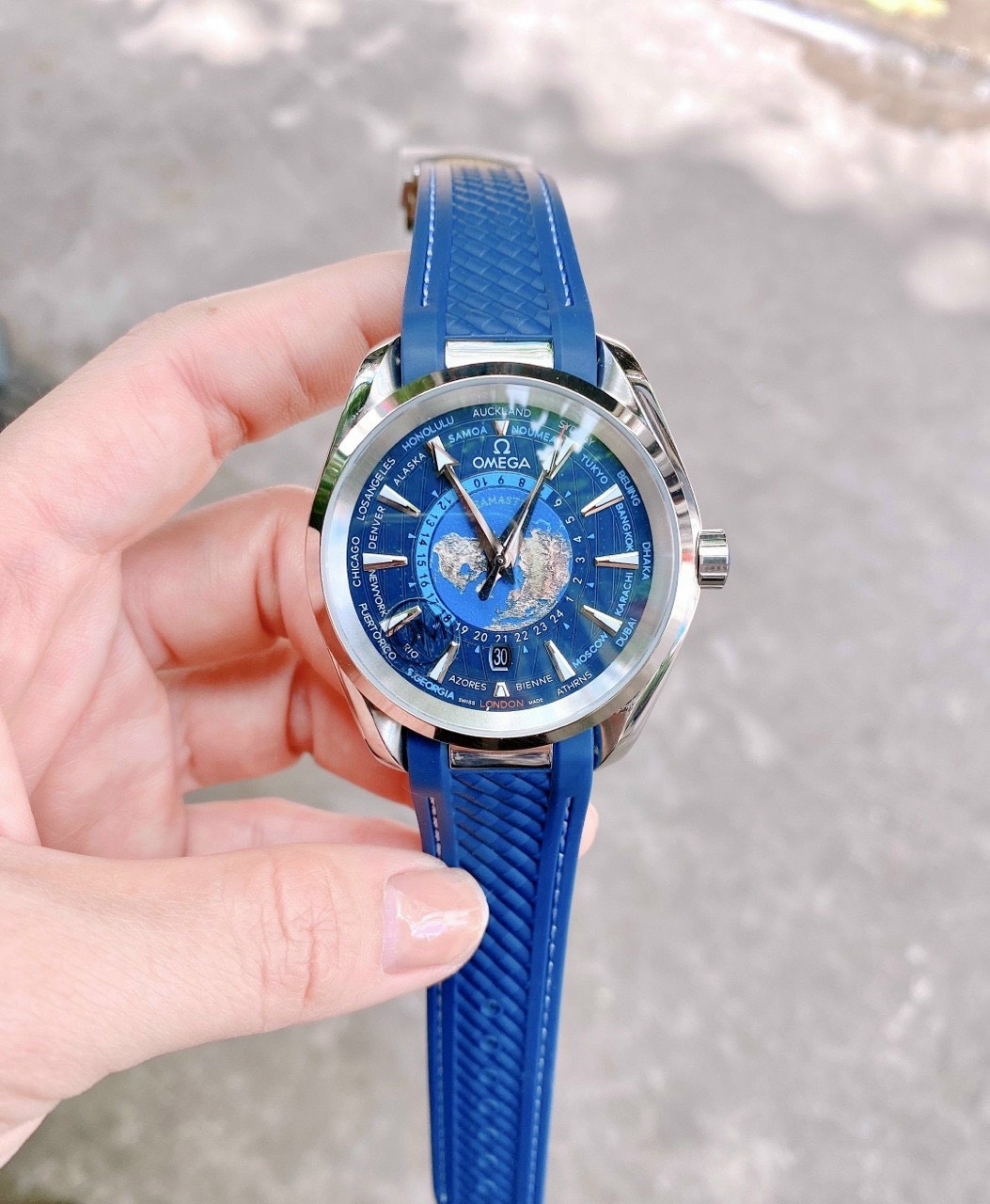 Đồng hồ Omega bản đồ màu xanh dương Đồng hồ Omega bản đồ màu xanh dương