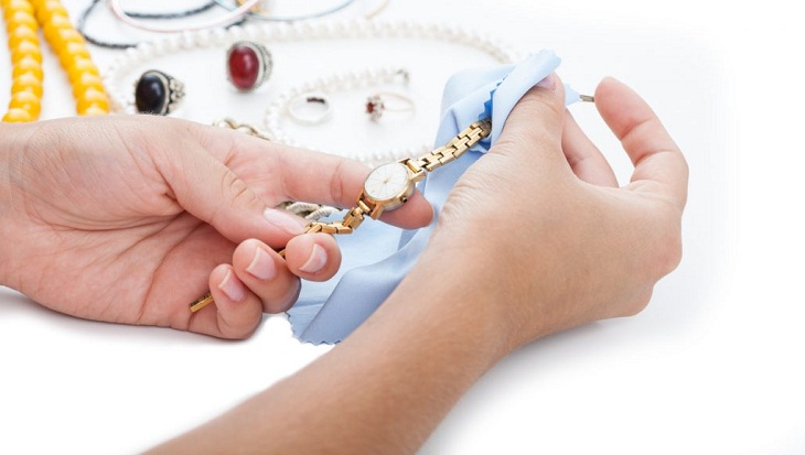 HƯỚNG DẪN CHI TIẾT CÁCH XỬ LÝ KHI ĐỒNG HỒ DÂY KIM LOẠI BỊ XƯỚC