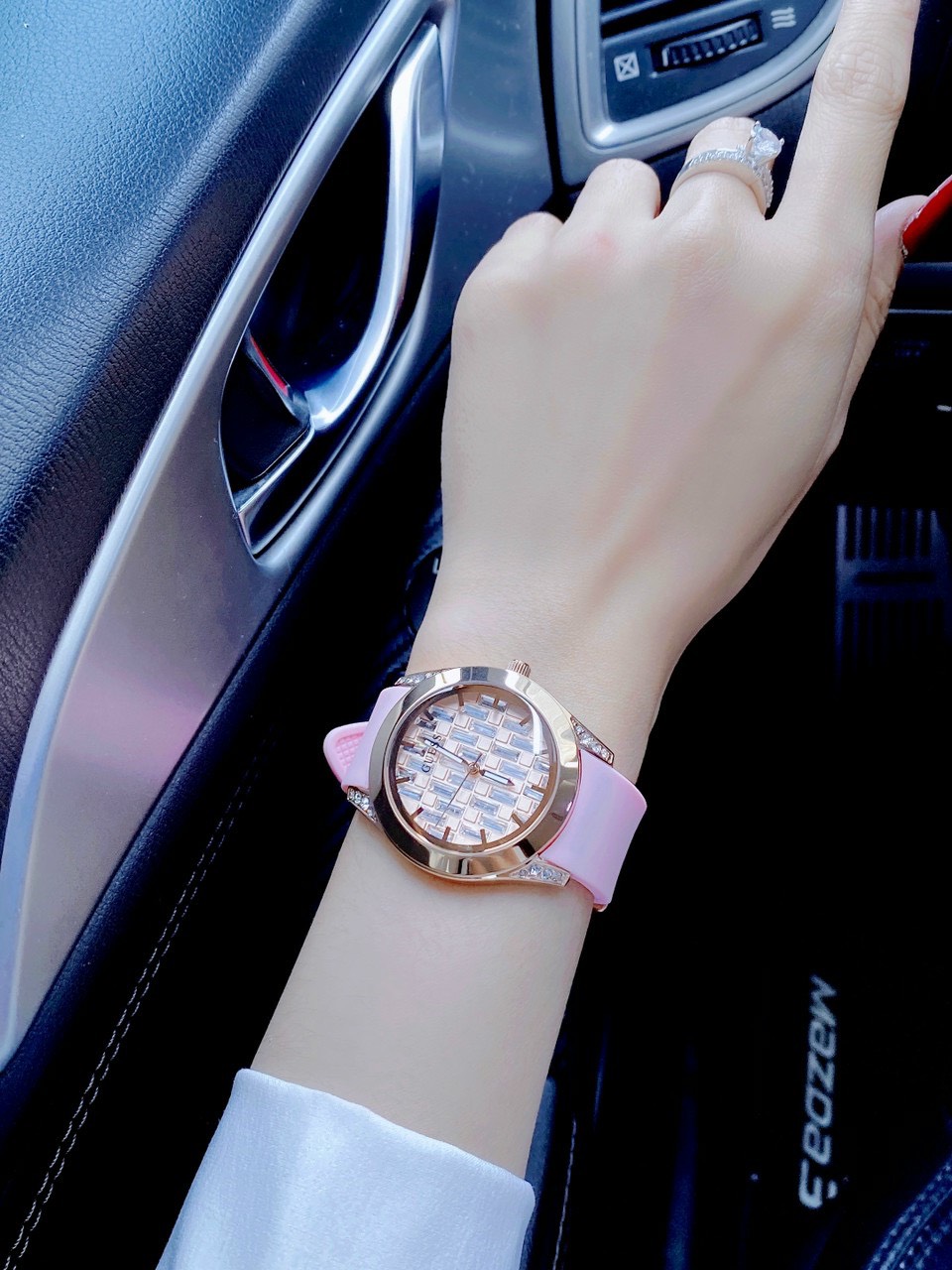 Đồng hồ Guess đính đá Đồng hồ Guess đính đá