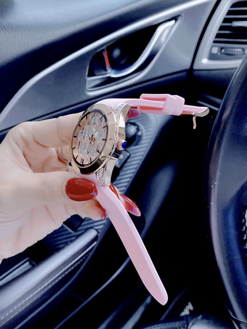 Đồng hồ Guess nữ mặt tròn Đồng hồ Guess nữ mặt tròn