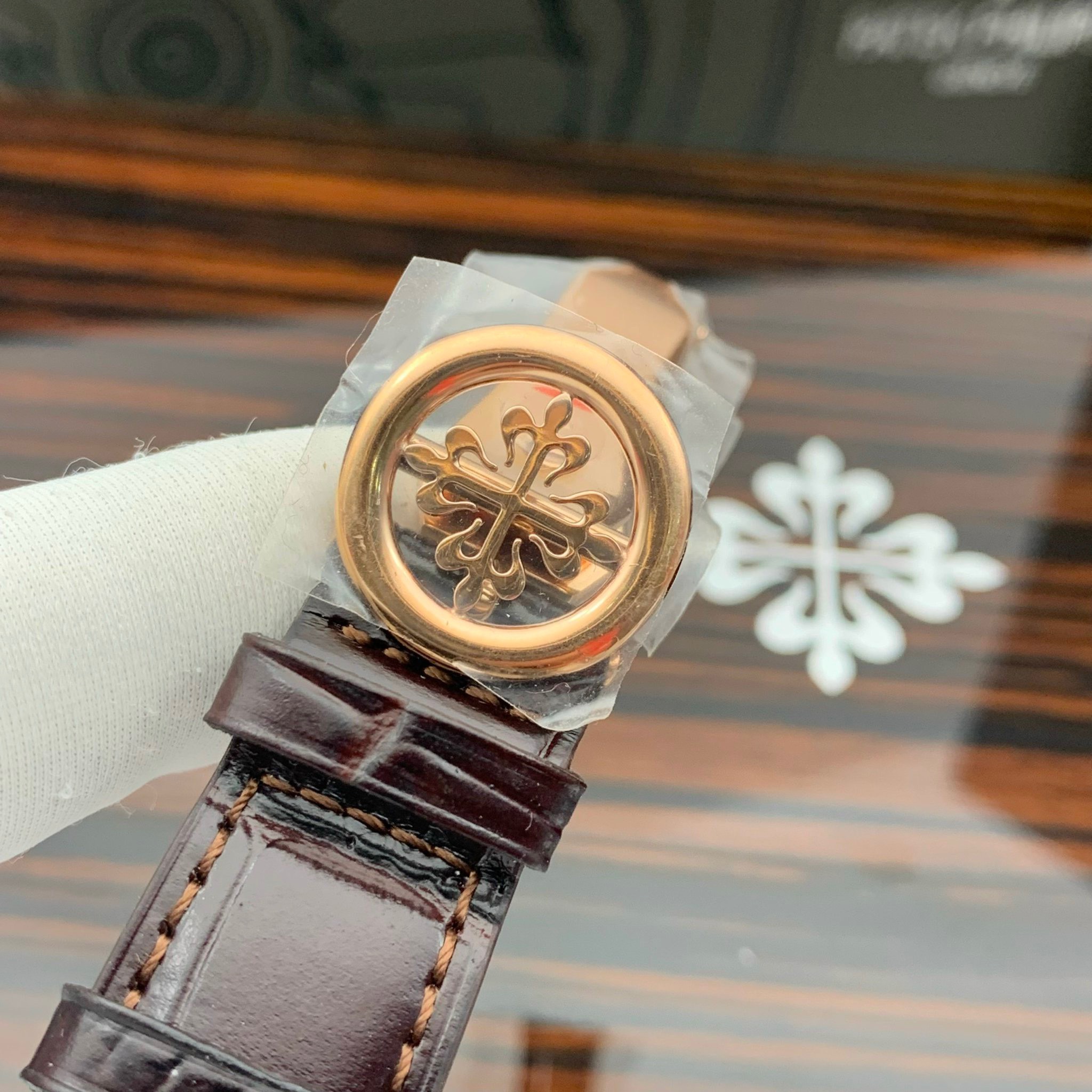 Đồng hồ Patek Philippe dây da màu nâu Đồng hồ Patek Philippe dây da màu nâu