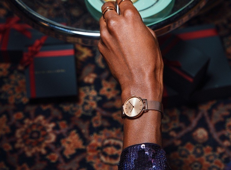 DA NGĂM ĐEN ĐEO ĐỒNG HỒ MÀU GÌ HỢP NHẤT