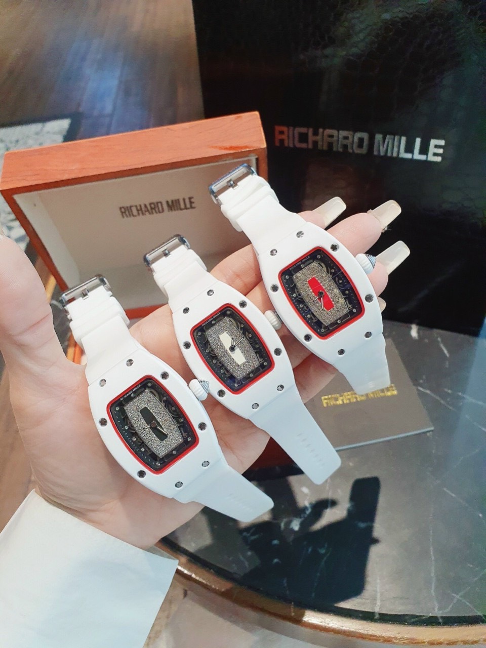 Đồng hồ Richard Mille nữ dây cao su màu trắng Đồng hồ Richard Mille nữ dây cao su màu trắng