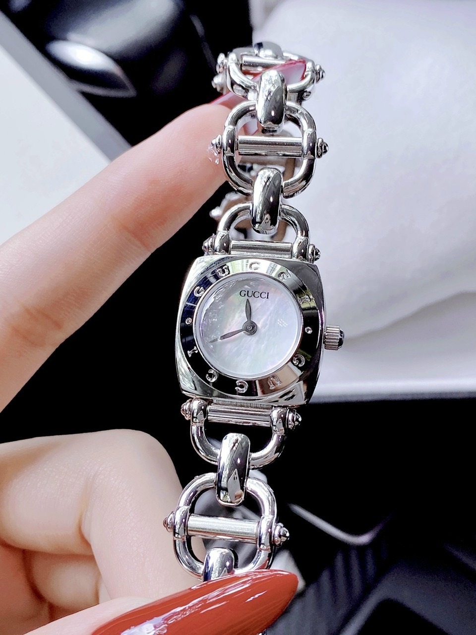 Đồng hồ Gucci nữ dây kim loại dạng xích Đồng hồ Gucci nữ dây kim loại dạng xích