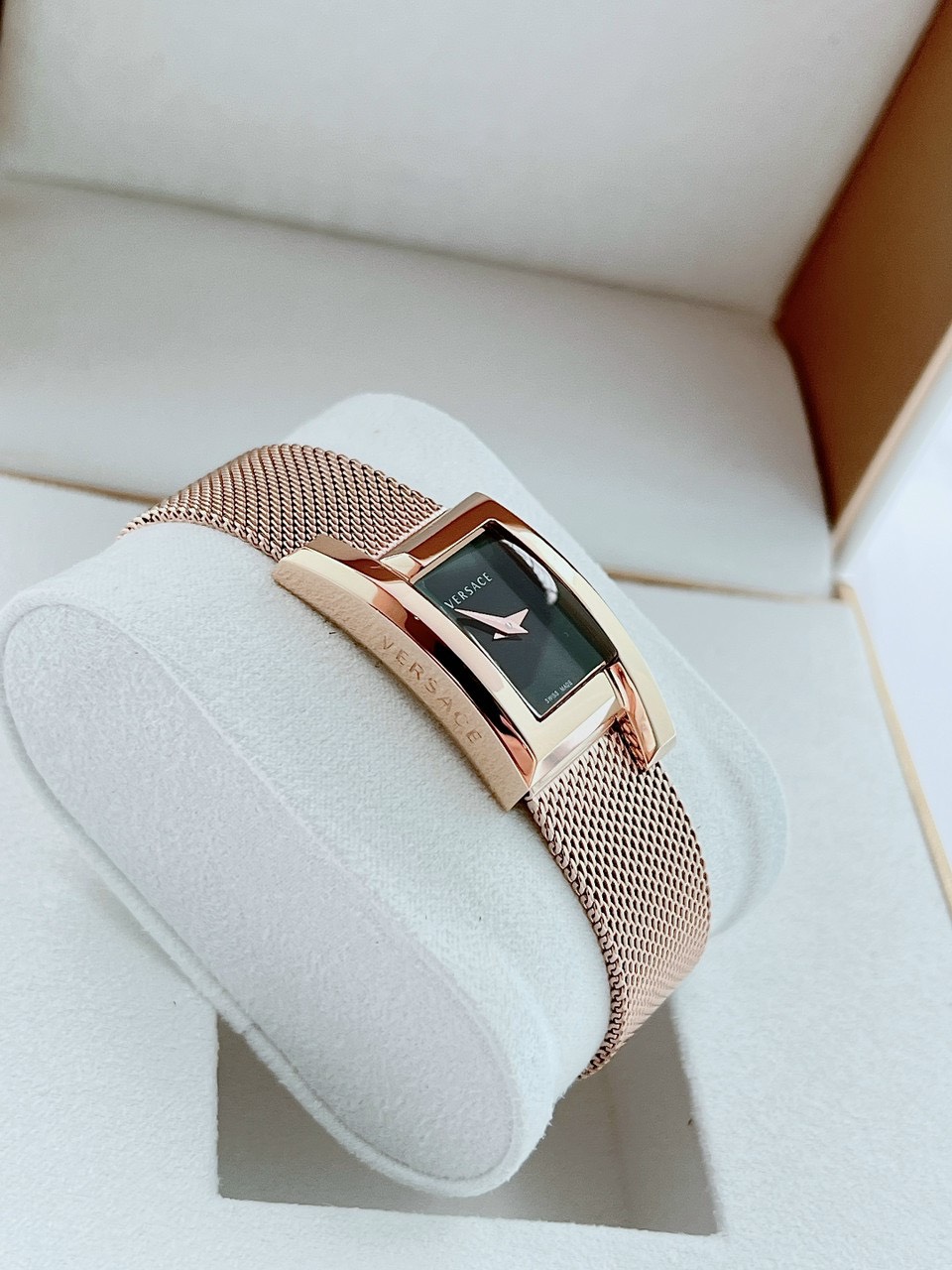 Đồng hồ nữ mặt chữ nhật Versace Đồng hồ nữ mặt chữ nhật Versace