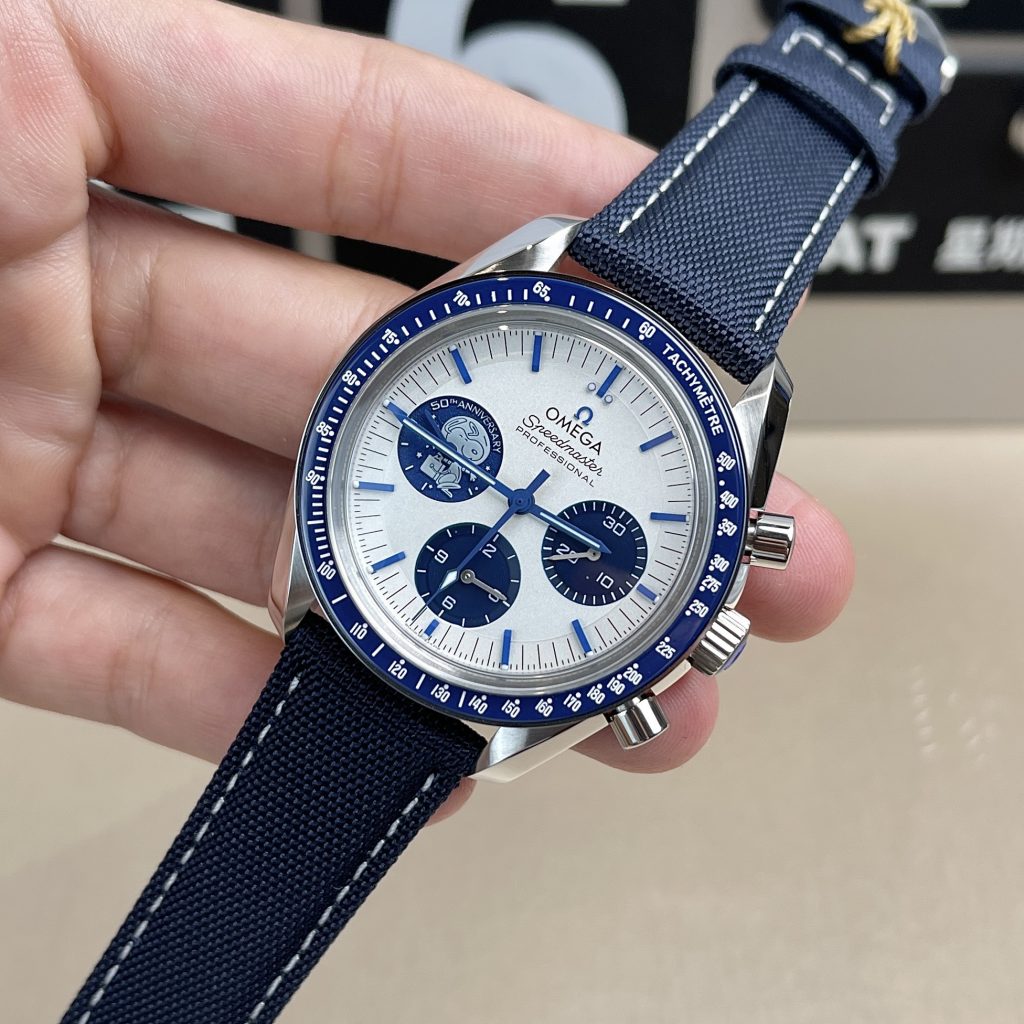 Đồng Hồ Omega Speedmaster Silver Snoopy Award