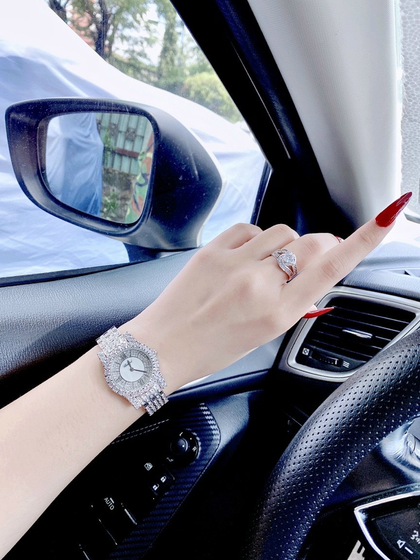 Đồng hồ Chopard nữ mặt tròn đính đá Đồng hồ Chopard nữ mặt tròn đính đá