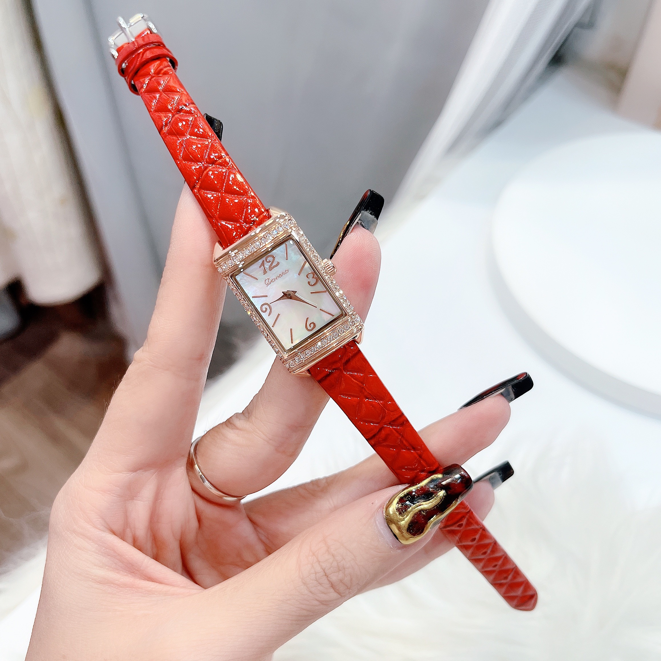 Đồng hồ Davena nữ dây da màu đỏ Đồng hồ Davena nữ dây da màu đỏ