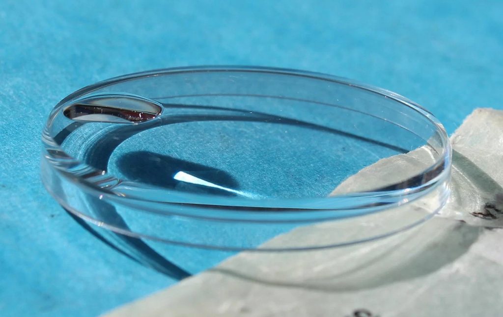 VÌ SAO KÍNH NHỰA HAY TRẦY XƯỚC MÀ VẪN TỒN TẠI TRÊN ĐỒNG HỒ ĐEO TAY