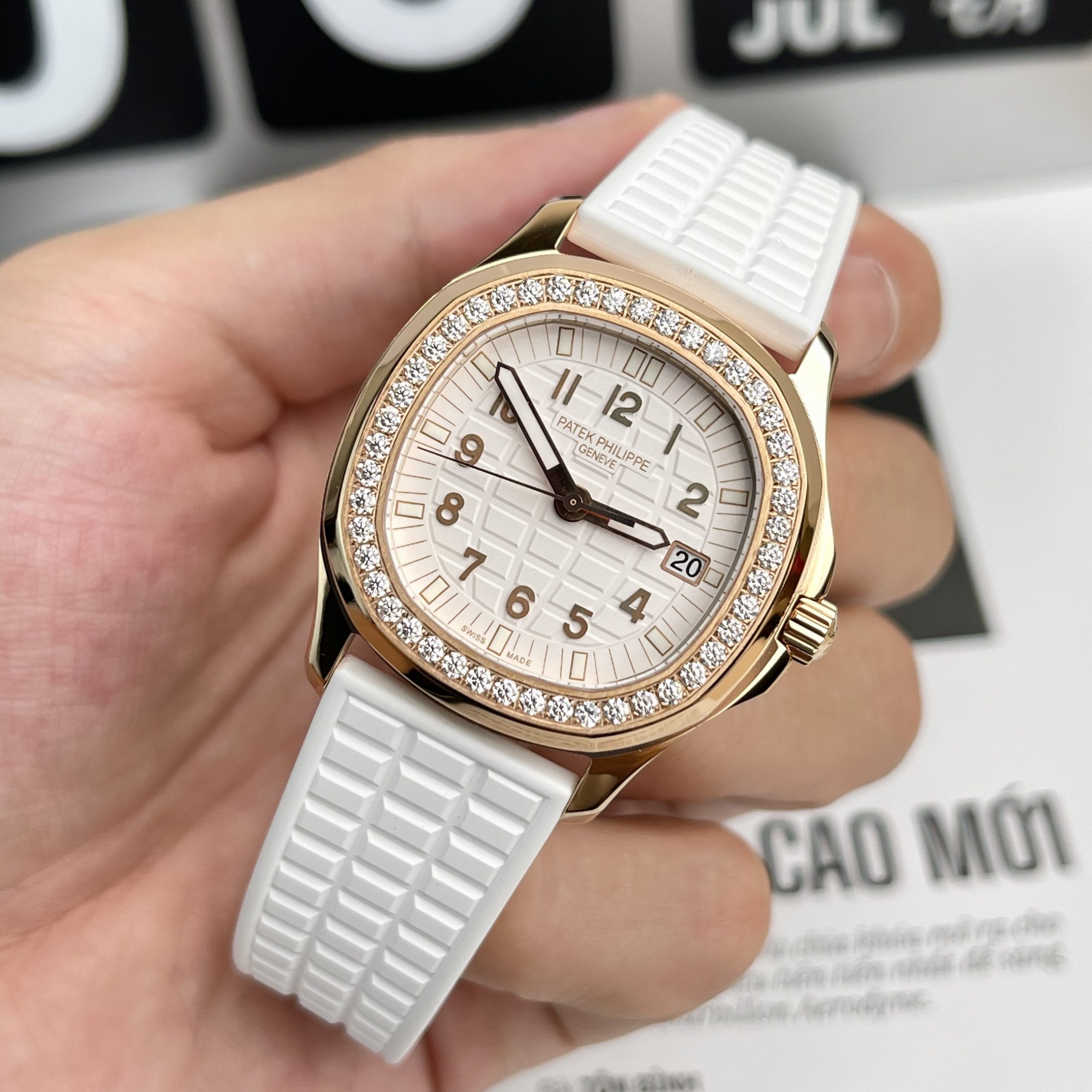 Đồng hồ Patek Philippe Aquanaut màu trắng Đồng hồ Patek Philippe Aquanaut màu trắng