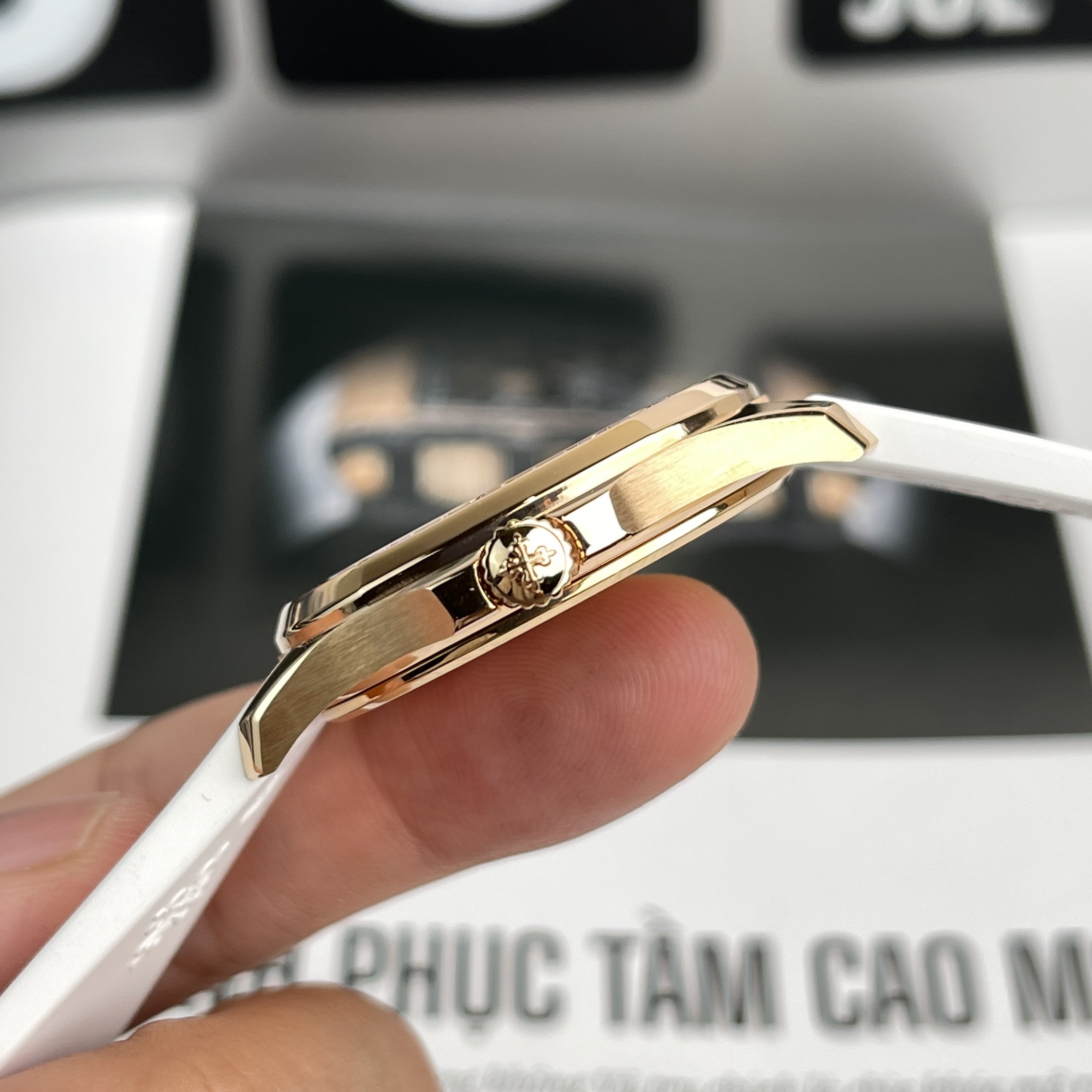 Đồng hồ Patek Philippe Aquanaut màu vàng hồng Đồng hồ Patek Philippe Aquanaut màu vàng hồng