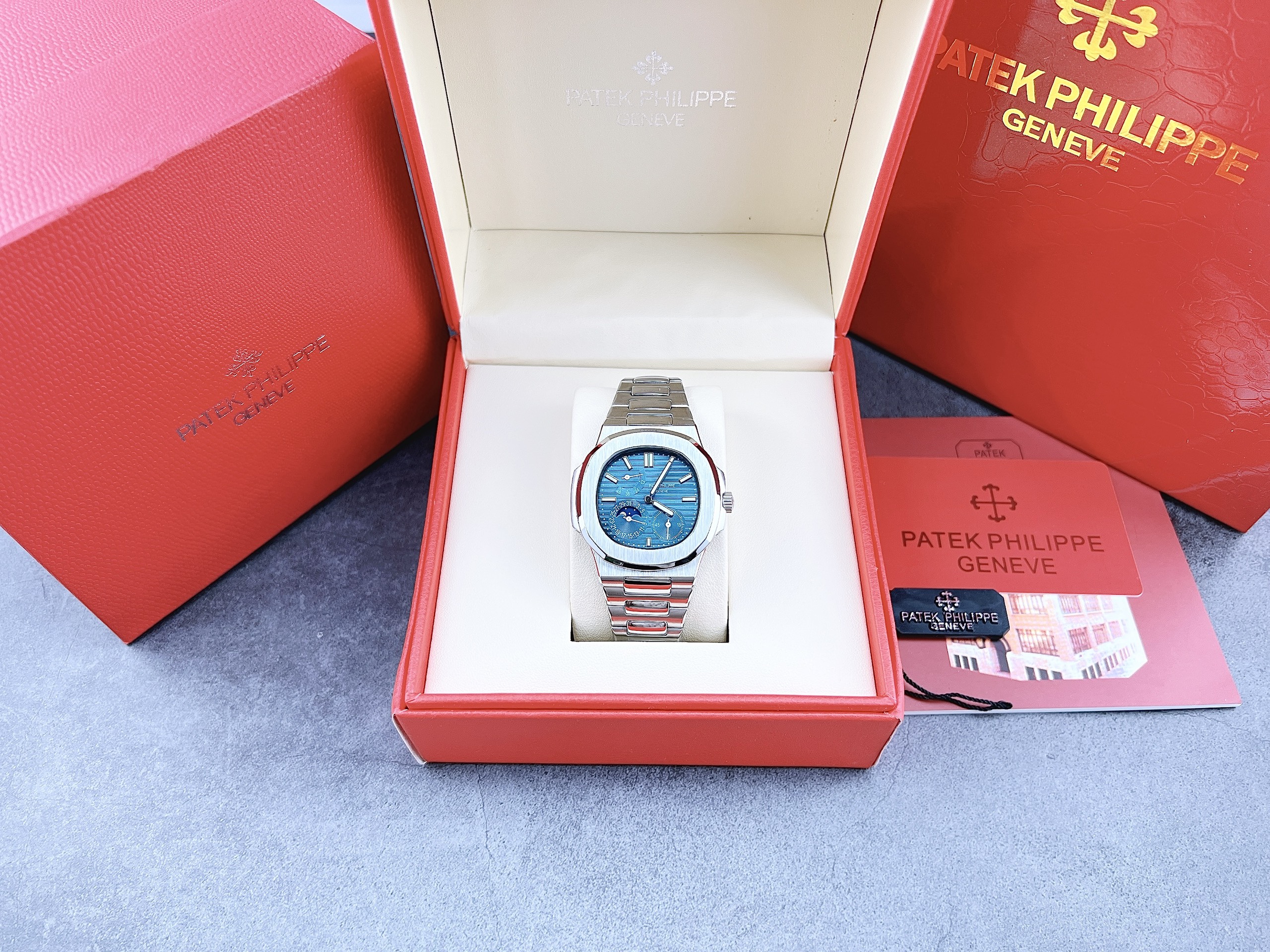 Đồng hồ Patek Philippe Nautilus 5712 Đồng hồ Patek Philippe Nautilus 5712