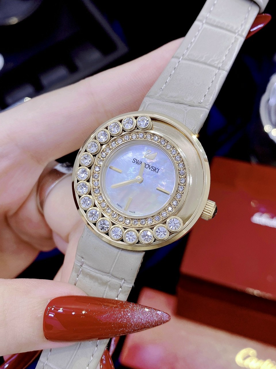 Đồng hồ Swarovski dây da nữ mặt tròn đính đá Like auth Đồng hồ Swarovski dây da nữ mặt tròn đính đá Like auth