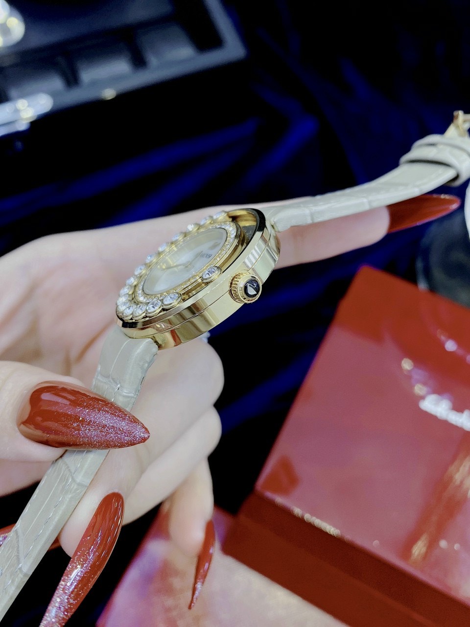 Đồng hồ Swarovski dây da nữ mặt tròn đính đá Đồng hồ Swarovski dây da nữ mặt tròn đính đá