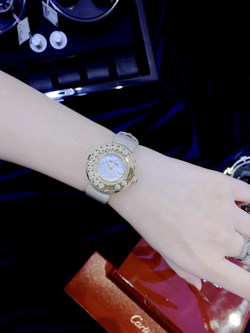 Đồng hồ Swarovski dây da nữ mặt tròn Đồng hồ Swarovski dây da nữ mặt tròn