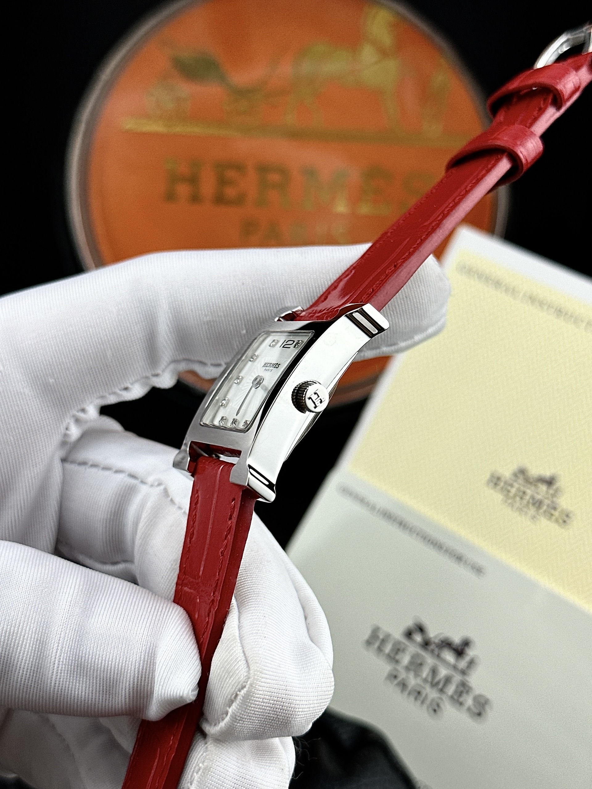 Đồng hồ nữ Hermes mặt vuông dây da giá rẻ Đồng hồ nữ Hermes mặt vuông dây da giá rẻ