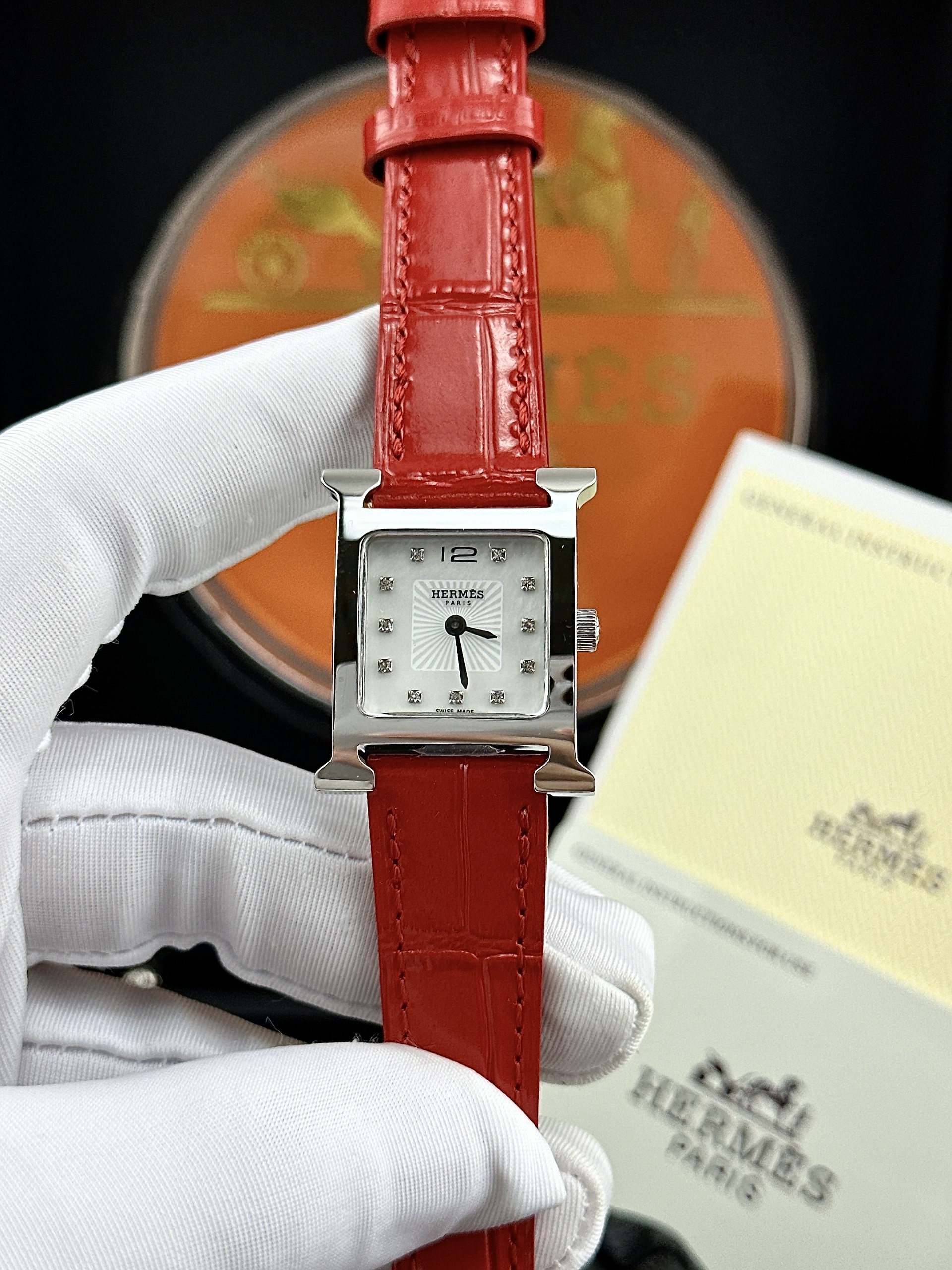 Đồng hồ nữ Hermes mặt vuông dây da màu đỏ Đồng hồ nữ Hermes mặt vuông dây da màu đỏ