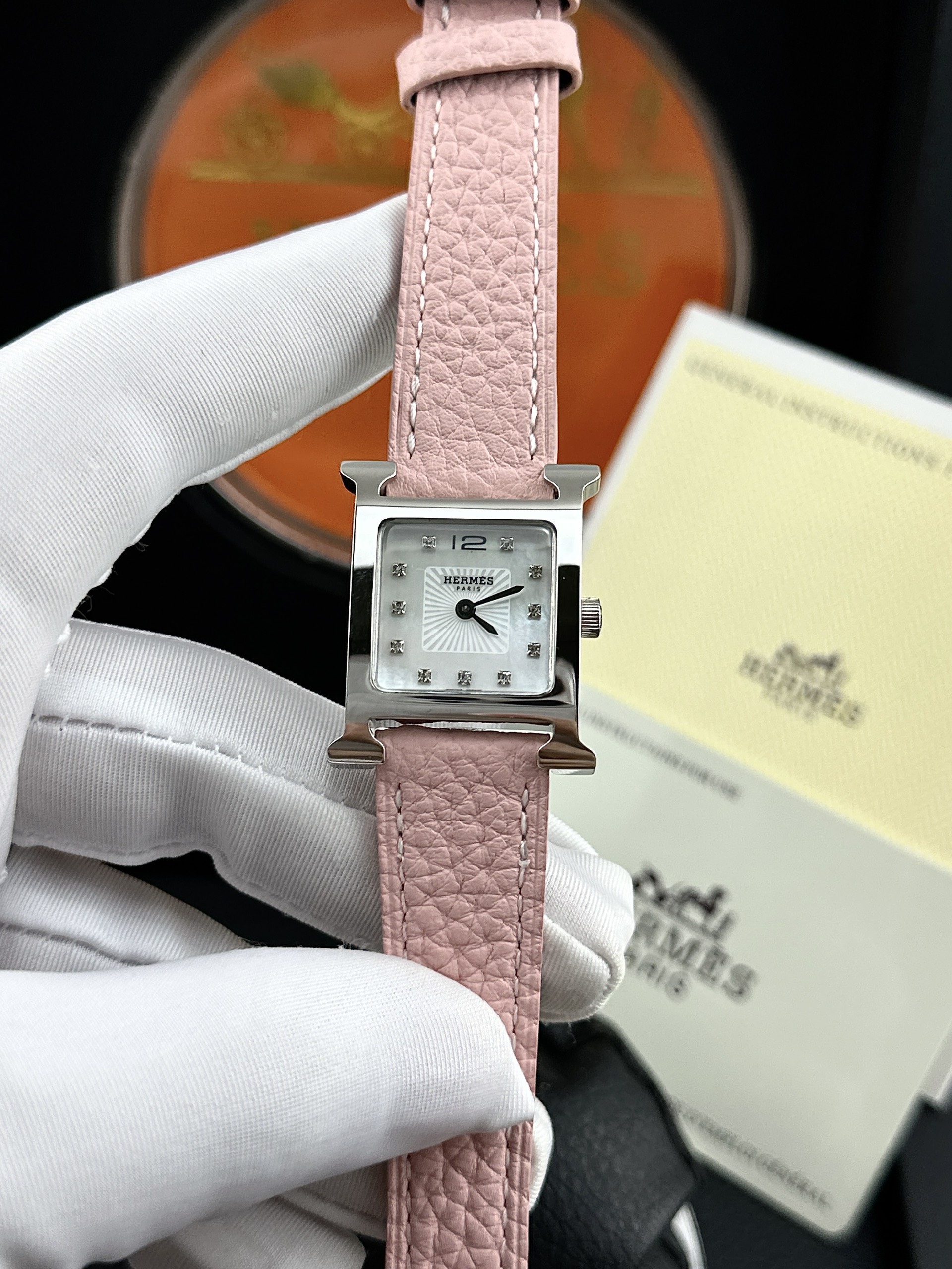 Đồng hồ nữ Hermes mặt vuông dây da màu hồng Đồng hồ nữ Hermes mặt vuông dây da màu hồng