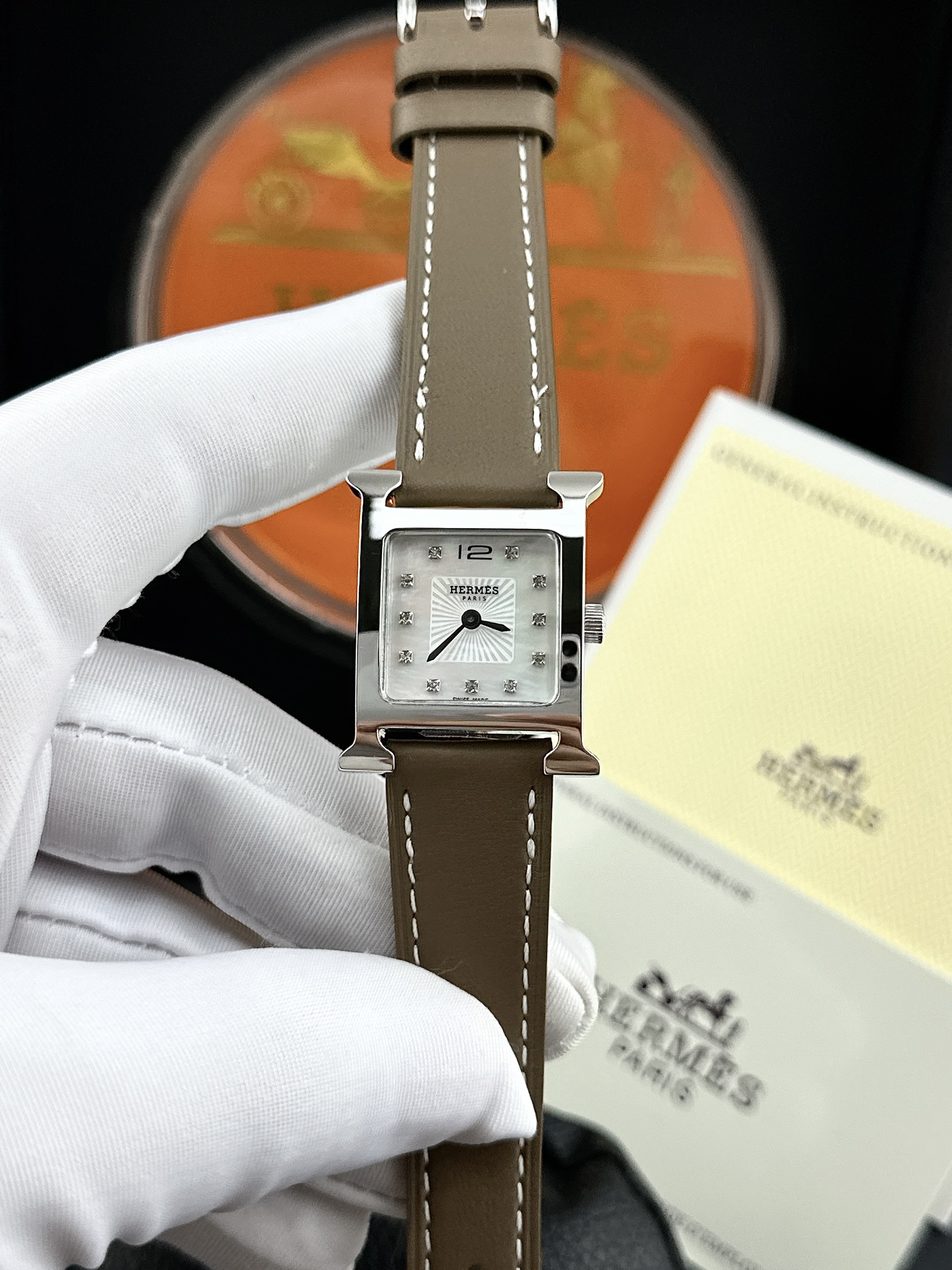 Đồng hồ nữ Hermes mặt vuông dây da màu xám Đồng hồ nữ Hermes mặt vuông dây da màu xám