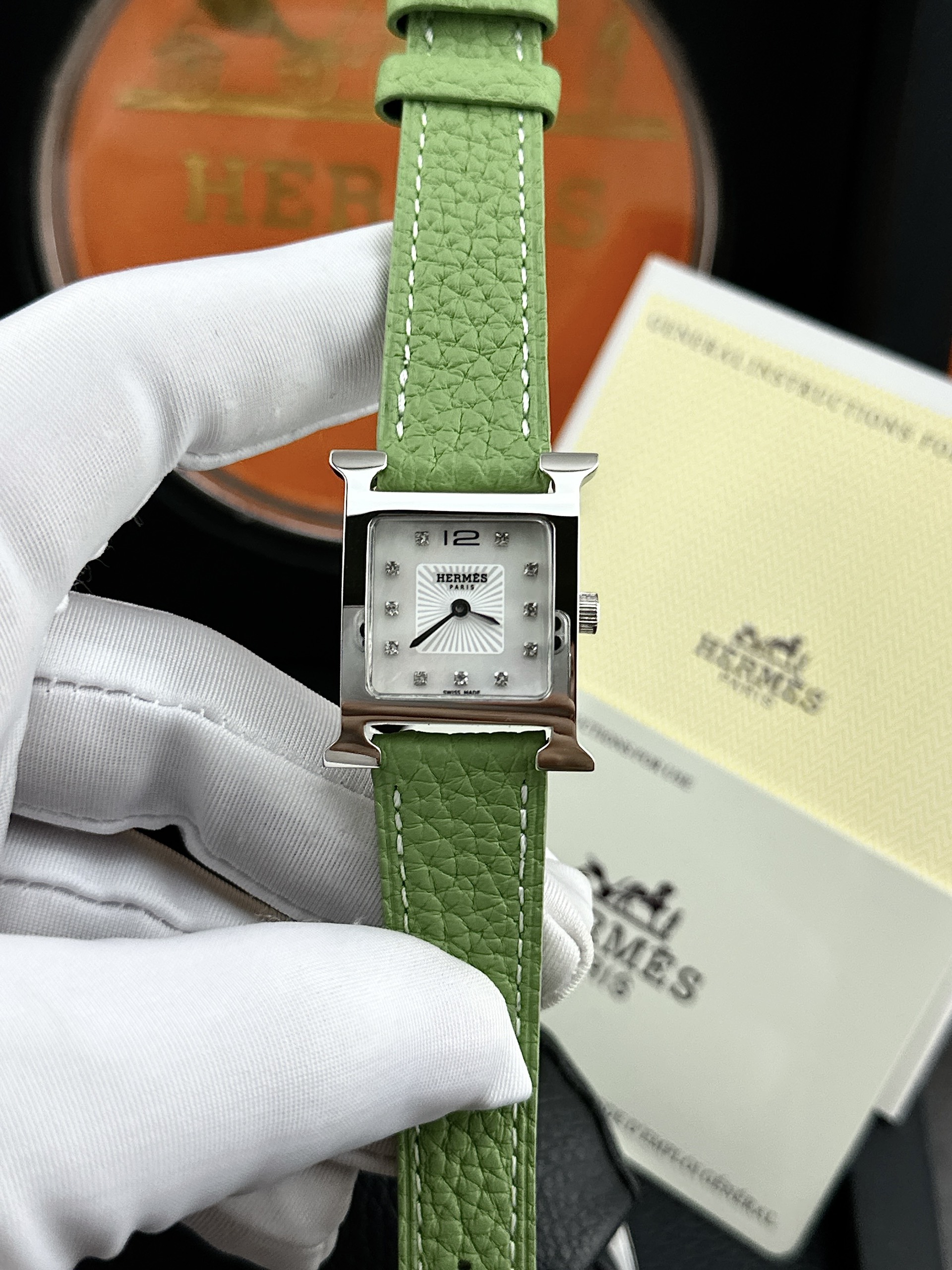 Đồng hồ nữ Hermes mặt vuông dây da màu xanh lá cây Đồng hồ nữ Hermes mặt vuông dây da màu xanh lá cây