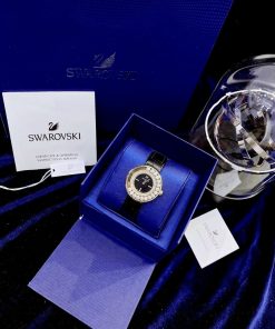 Đồng hồ nữ Swarovski dây da màu đen mặt đá xoay giá rẻ