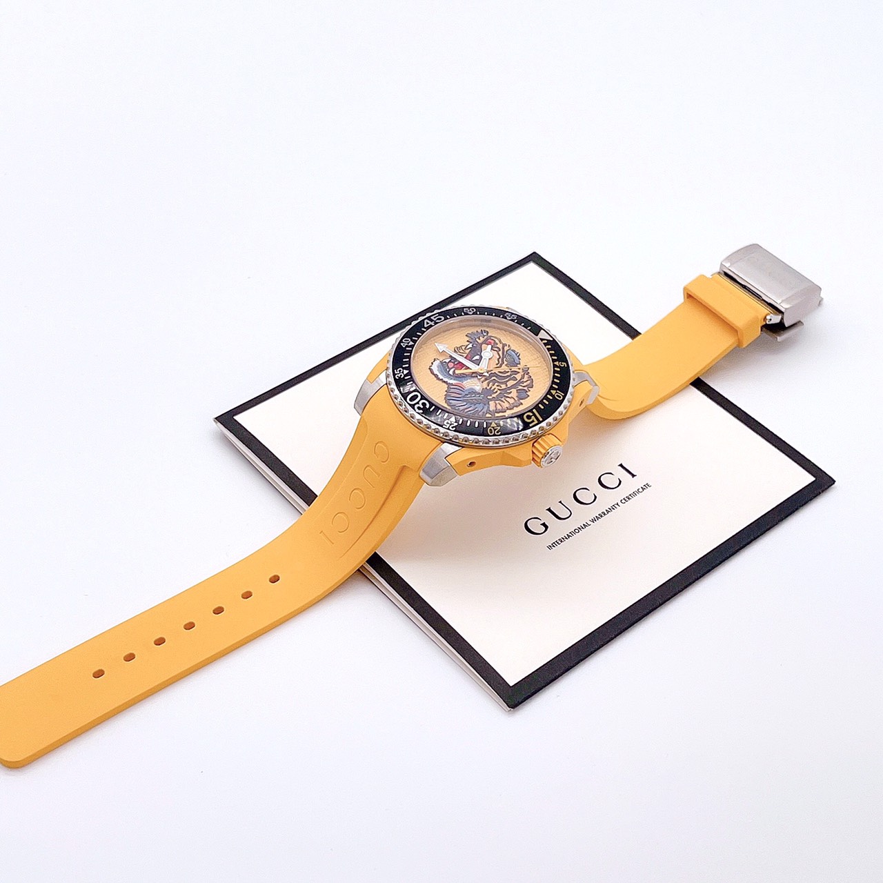 Đồng hồ Gucci Dive Rubber Watch unisex nam nữ dây cao su Đồng hồ Gucci Dive Rubber Watch unisex nam nữ dây cao su