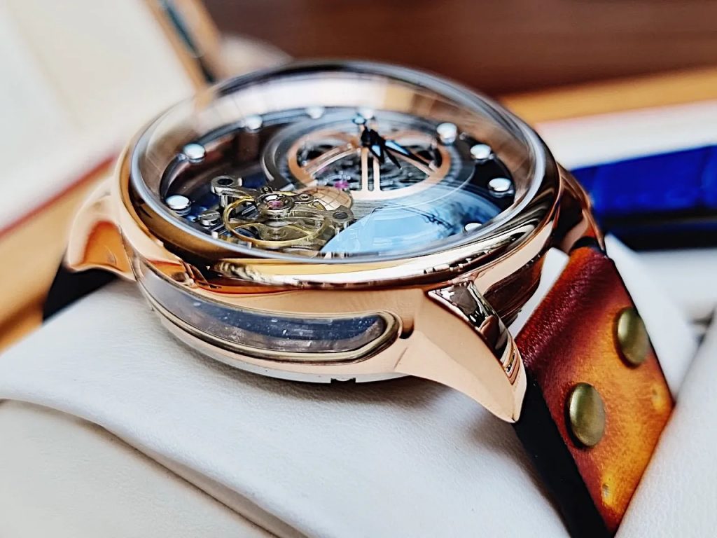 VÌ SAO CÓ LOẠI ĐỒNG HỒ KÍNH CONG VÒM, TÁC DỤNG?