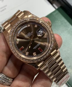 Đồng hồ Rolex Day-Date Replica 11 cọc số Ruby niềng đá baguette 40mm