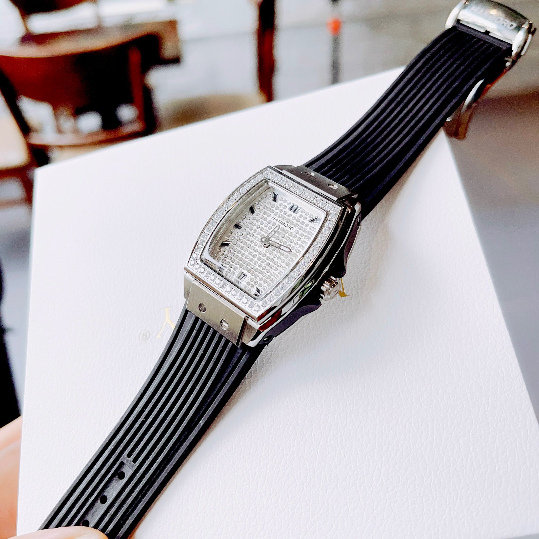 Đồng hồ Hanboro chính hãng nữ mặt đính đá Swarovski 36mm (4) Đồng hồ Hanboro chính hãng nữ mặt đính đá Swarovski 36mm (2)