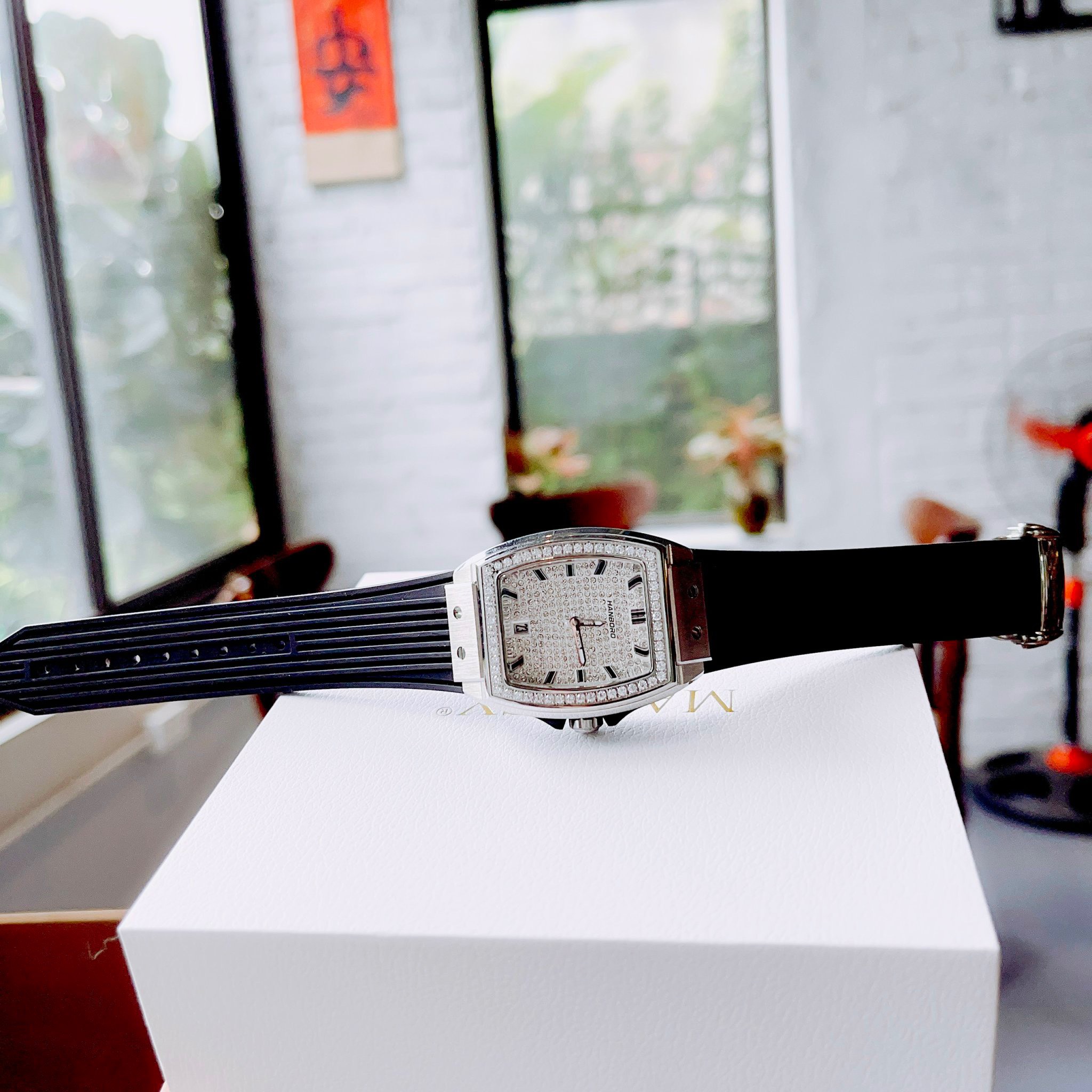 Đồng hồ Hanboro chính hãng nữ mặt đính đá Swarovski 36mm (5) Đồng hồ Hanboro chính hãng nữ mặt đính đá Swarovski 36mm (2)