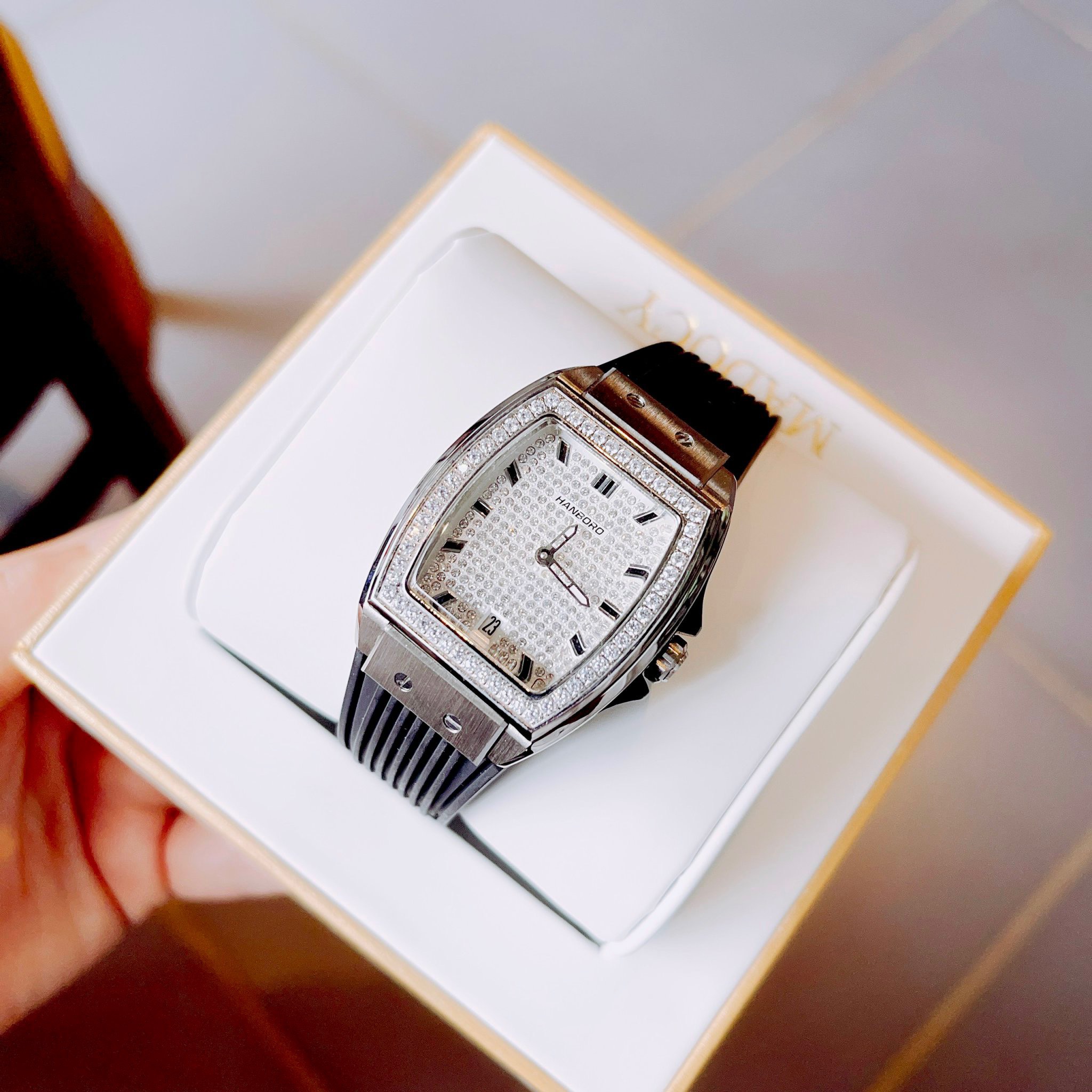 Đồng hồ Hanboro chính hãng nữ mặt đính đá Swarovski 36mm (6) Đồng hồ Hanboro chính hãng nữ mặt đính đá Swarovski 36mm (2)