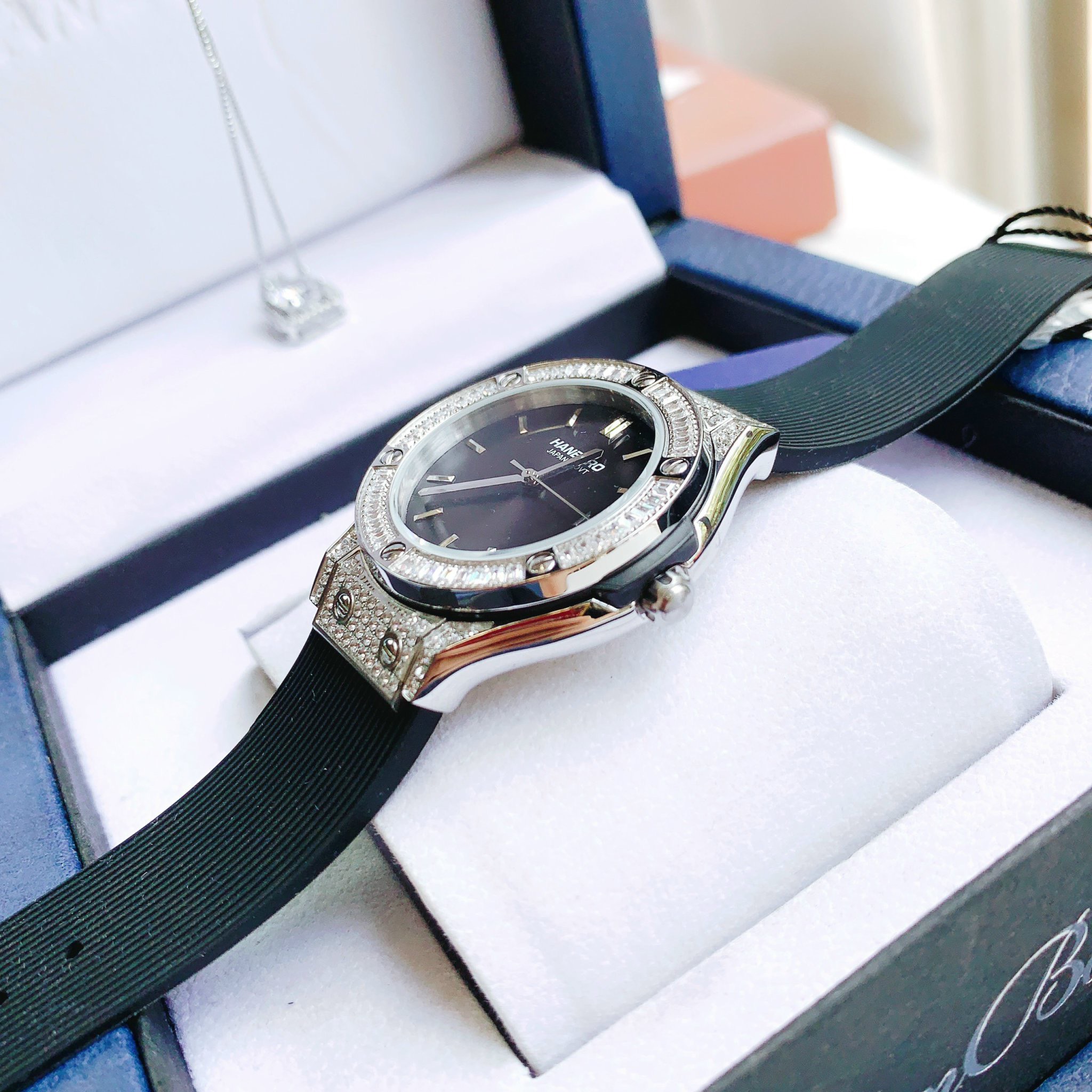 Đồng hồ chính hãng Hanboro nữ đính đá dáng Hublot 33mm (5) Đồng hồ chính hãng Hanboro nữ đính đá dáng Hublot 33mm (2)