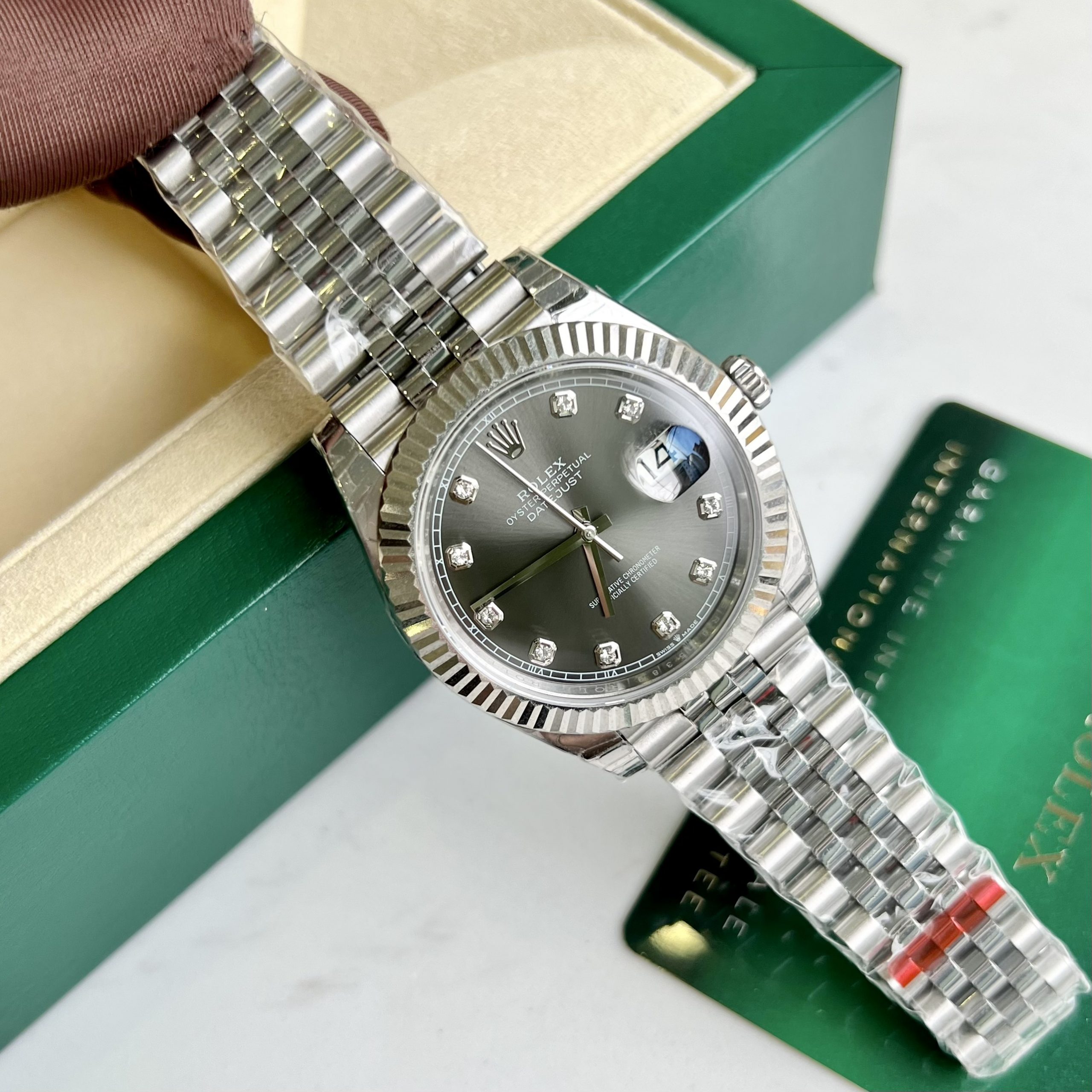 Đồng hồ nam Rolex DateJust Rep 11 mặt xám cọc số đá 41mm (5) Đồng hồ nam Rolex DateJust Rep 11 mặt xám cọc số đá 41mm (2)