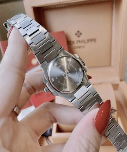 Đồng hồ Patek Philippe giá 2 triệu Nautilus nữ màu thép trắng 30mm (8)