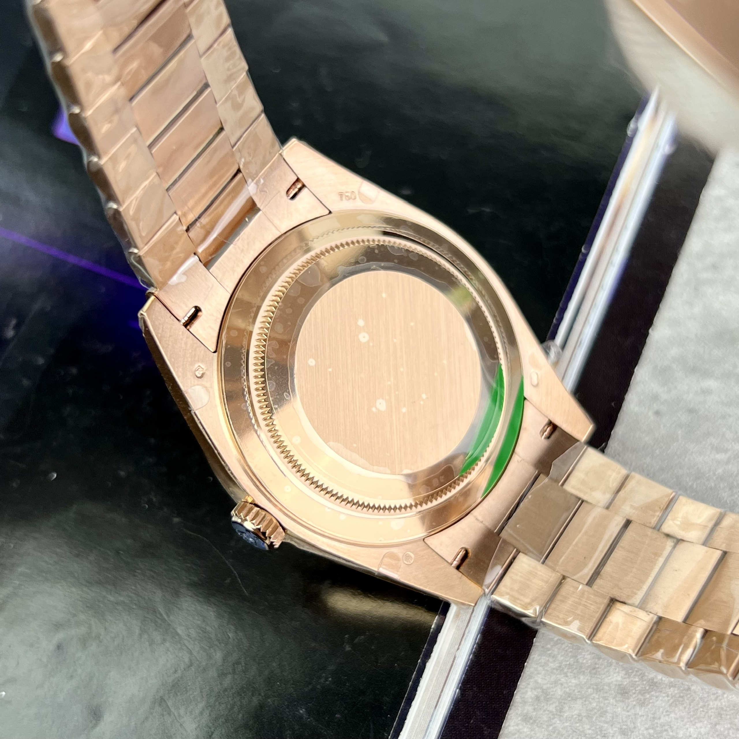 Đồng hồ Rolex Day-Date Rose Gold nam đính đá Replica 11 thụy sỹ 40mm (1) Đồng hồ Rolex Day-Date Rose Gold nam đính đá Replica 11 thụy sỹ 40mm (2)