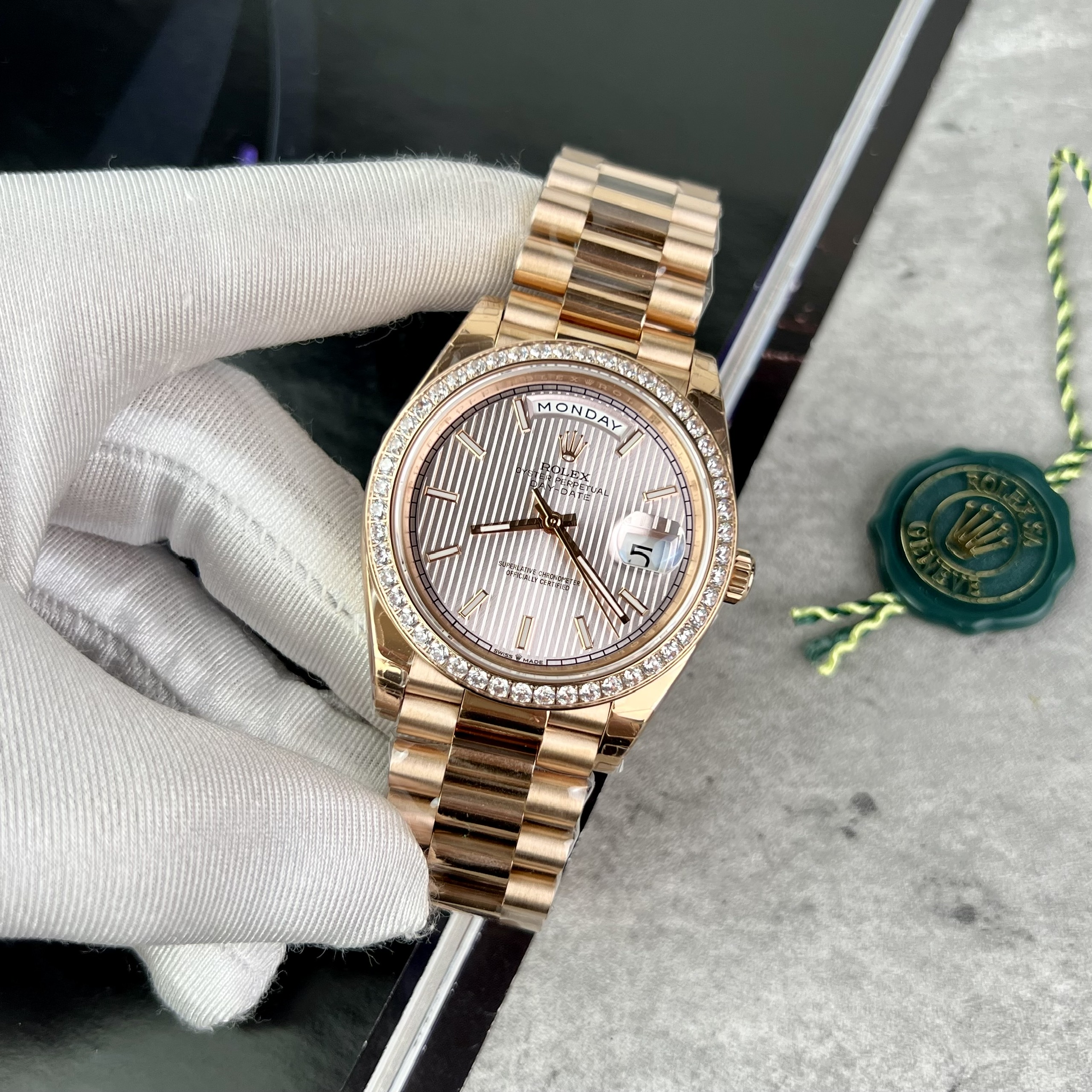 Đồng hồ Rolex Day-Date Rose Gold nam đính đá Replica 11 thụy sỹ 40mm (2) Đồng hồ Rolex Day-Date Rose Gold nam đính đá Replica 11 thụy sỹ 40mm (2)