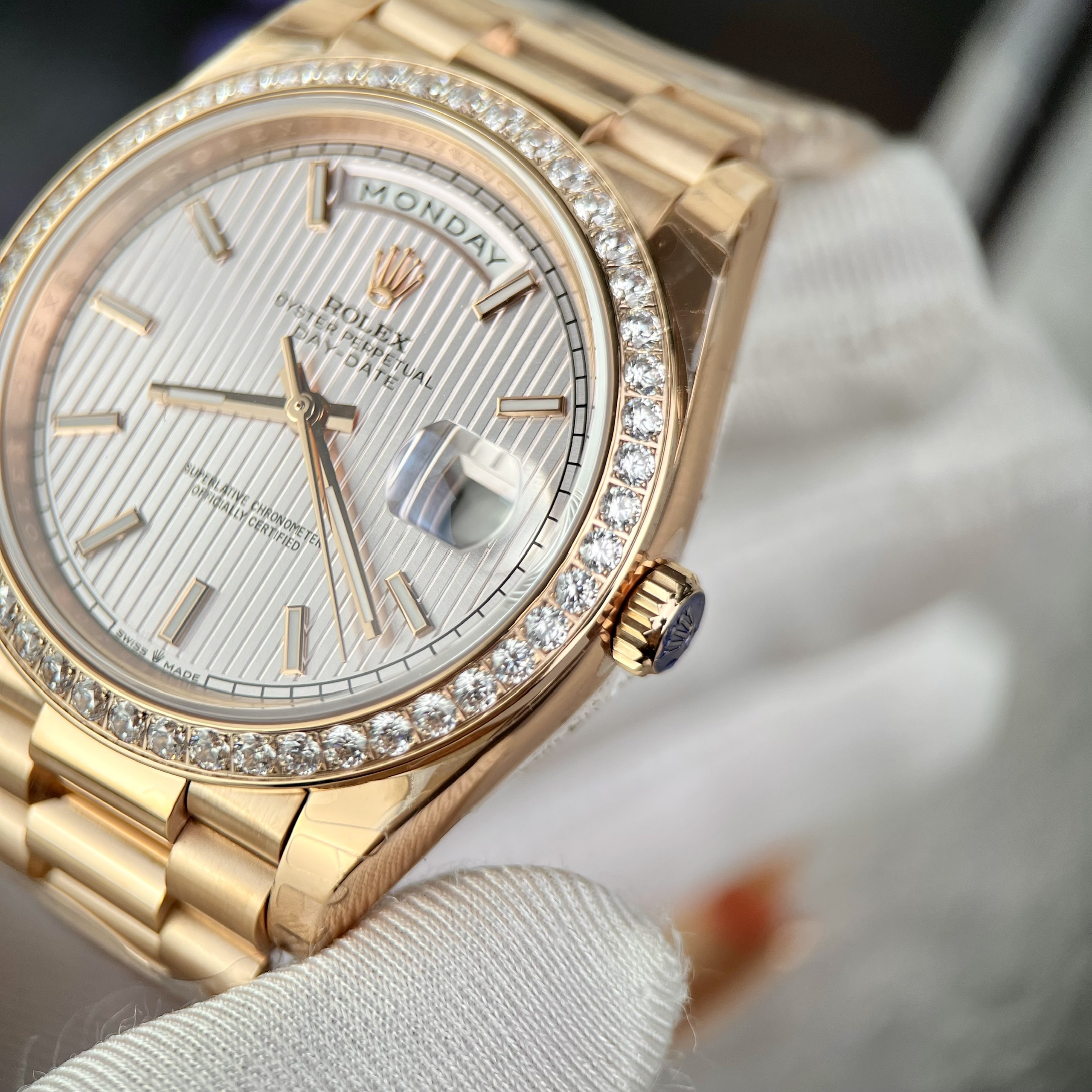 Đồng hồ Rolex Day-Date Rose Gold nam đính đá Replica 11 thụy sỹ 40mm (5) Đồng hồ Rolex Day-Date Rose Gold nam đính đá Replica 11 thụy sỹ 40mm (2)