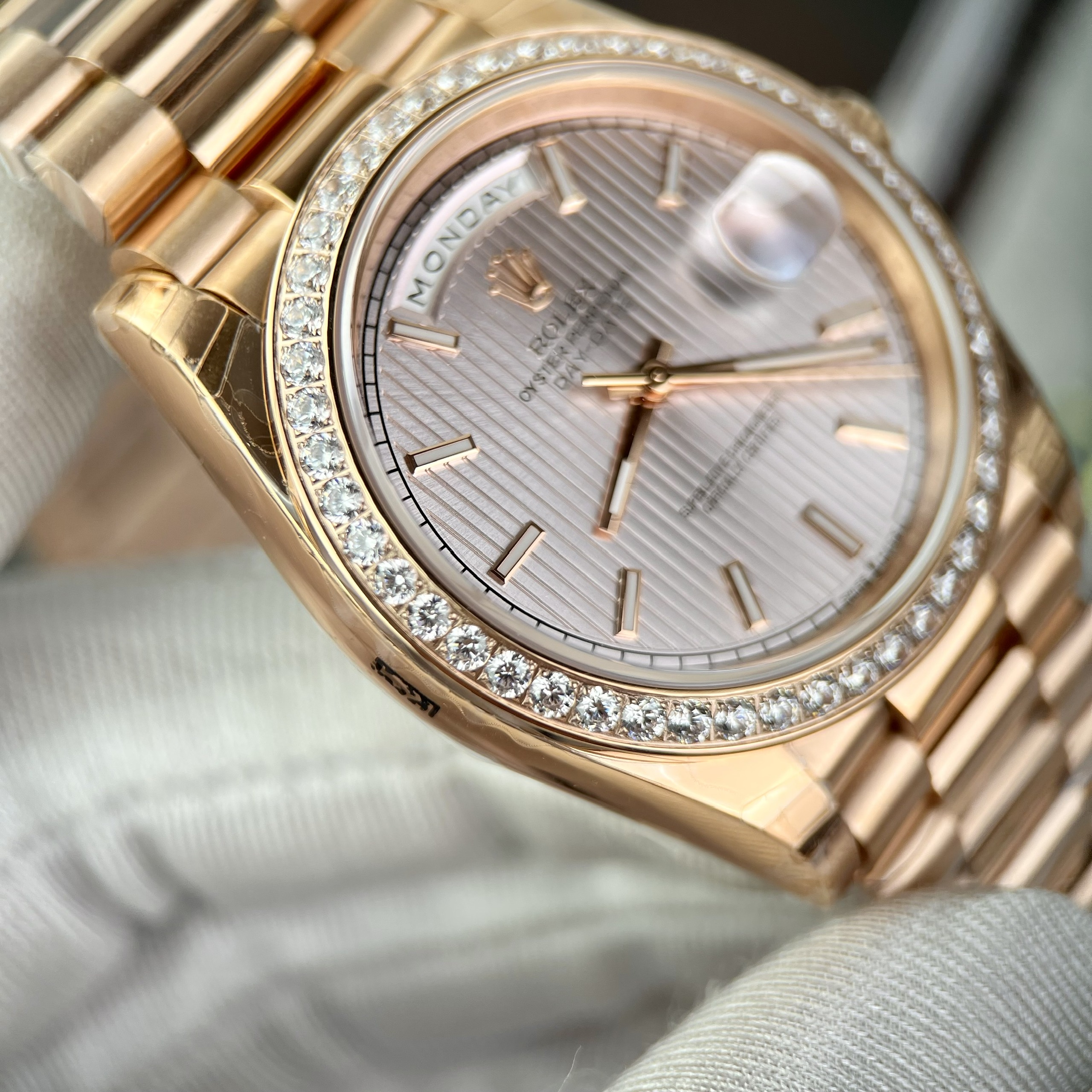 Đồng hồ Rolex Day-Date Rose Gold nam đính đá Replica 11 thụy sỹ 40mm (6) Đồng hồ Rolex Day-Date Rose Gold nam đính đá Replica 11 thụy sỹ 40mm (2)