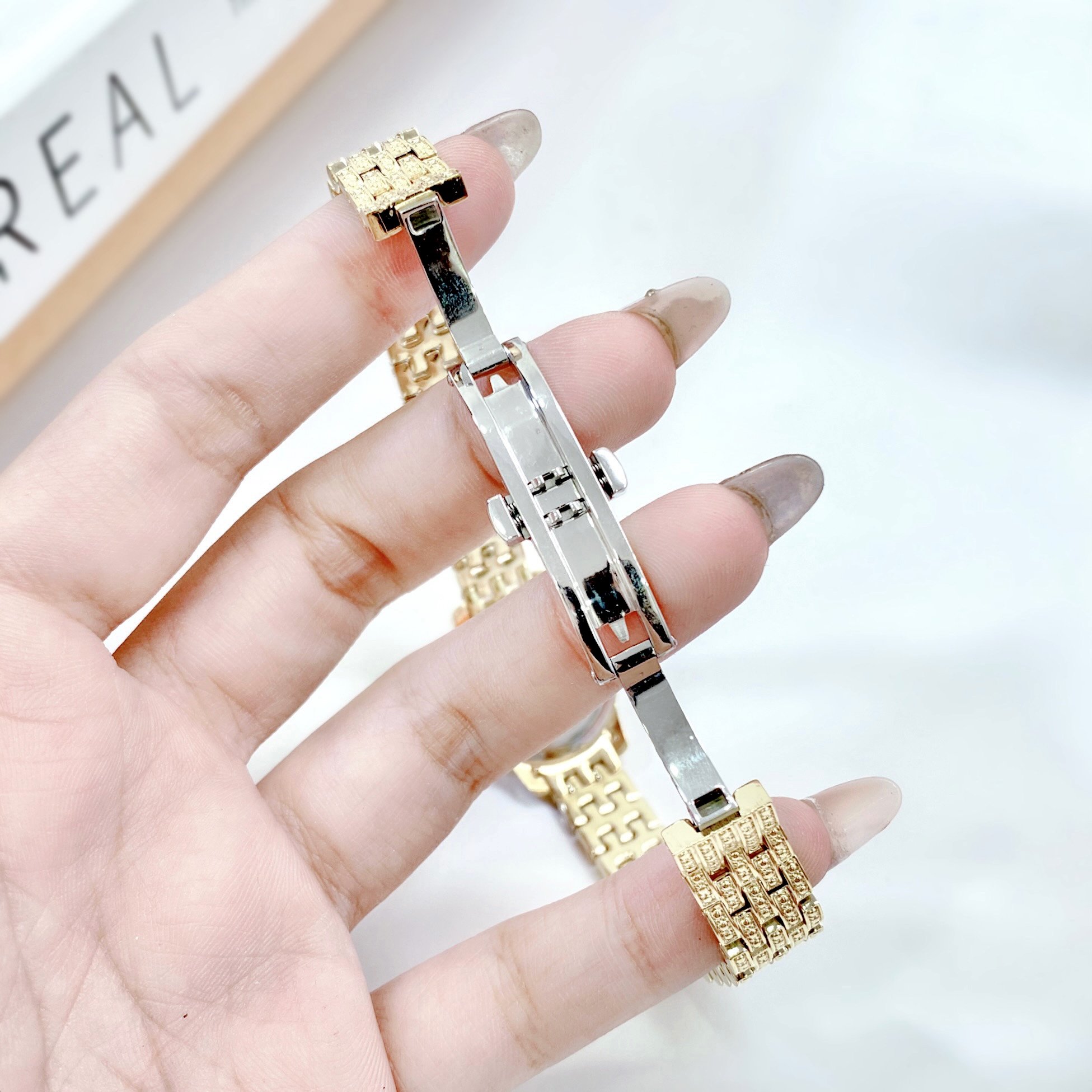 Đồng hồ Davena 61511 nữ chính hãng dây kim loại đính đá 22mm (5) Đồng hồ Davena 61511 nữ chính hãng dây kim loại đính đá 22mm